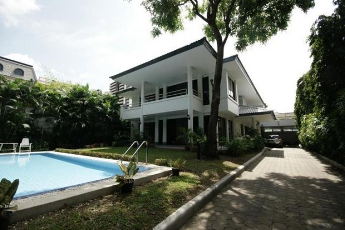 House in Ekkamai soi 4 with swimmingpool BTS Ekkamai 